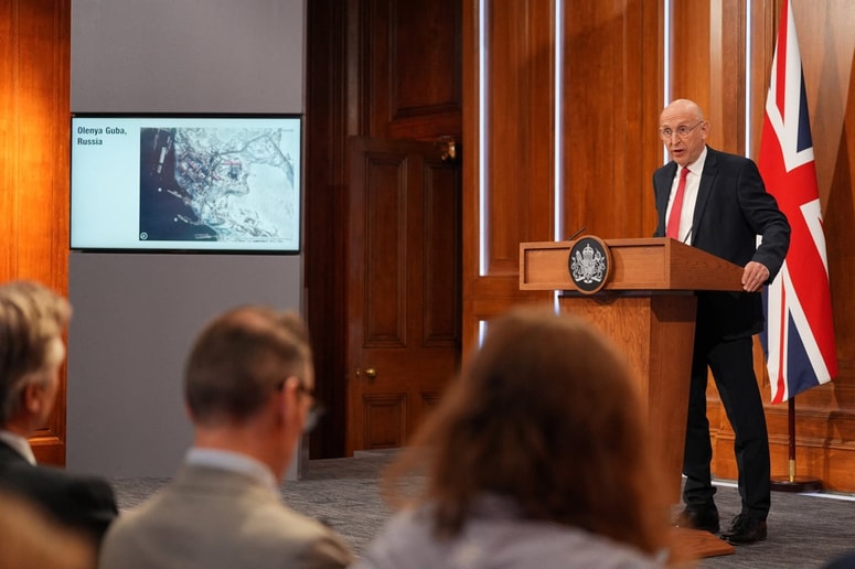 Britanski obrambni minister John Healey pred novinarji. 