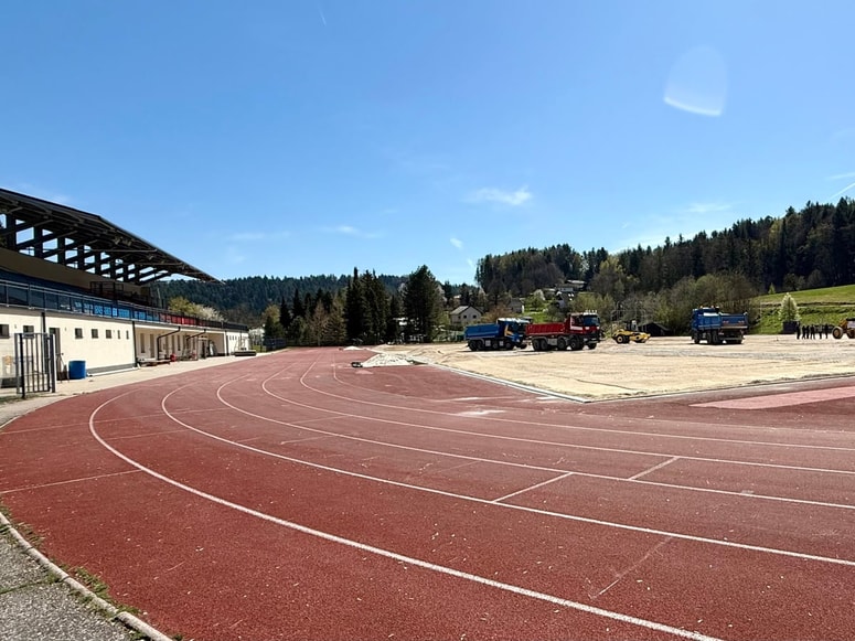 Čez približno mesec dni naj bi bilo igrišče obnovljeno, umetna trava pa priprravljena na nogomet in ostale športe. 