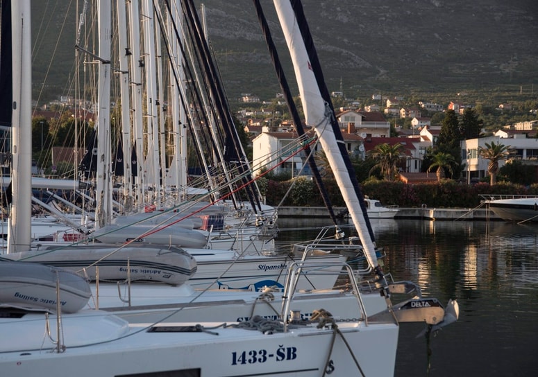 Njegov posnetek z obale je hitro zbral številne oglede in komentarje, v katerih se mnogi strinjajo, da turisti prepogosto spregledajo to območje, ko hitijo proti večjemu Splitu ali Trogirju.