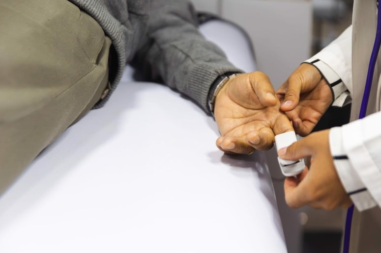 Zdravniki so pacienta uspešno vrnili v zavest, še preden je na kraj dogodka sploh prispel dežurni zdravnik z nujno medicinsko pomočjo.