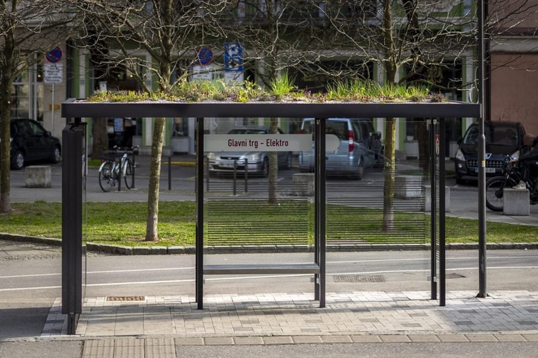 Zelene strehe nadstrešnic skupaj z dodatno zasaditvijo in drevesi ustvarjajo bolj prijetno mikroklimo.