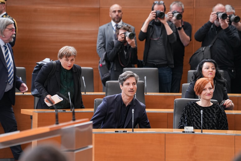 Glavna fotografija članka:Mesec: "Pred dvema dnevoma sem Janšo slišal, da še ne sestavlja vlade, zanimivo, da si je tako hitro premislil"