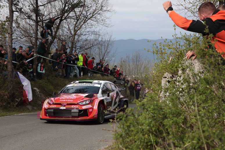 Evans in njegov sovoznik sta nesrečo prestala brez poškodb.