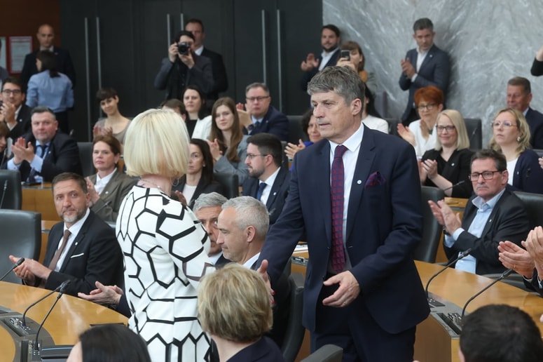 Ustanovna seja DZ novega sklica in zadnji dan mandata Urške Klakočar Zupančič.  