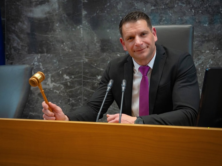 Vodja hrama demokracije se je lotil dela.