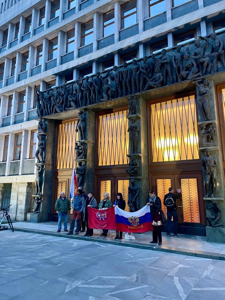 Ruska zastava pred državnim zborom