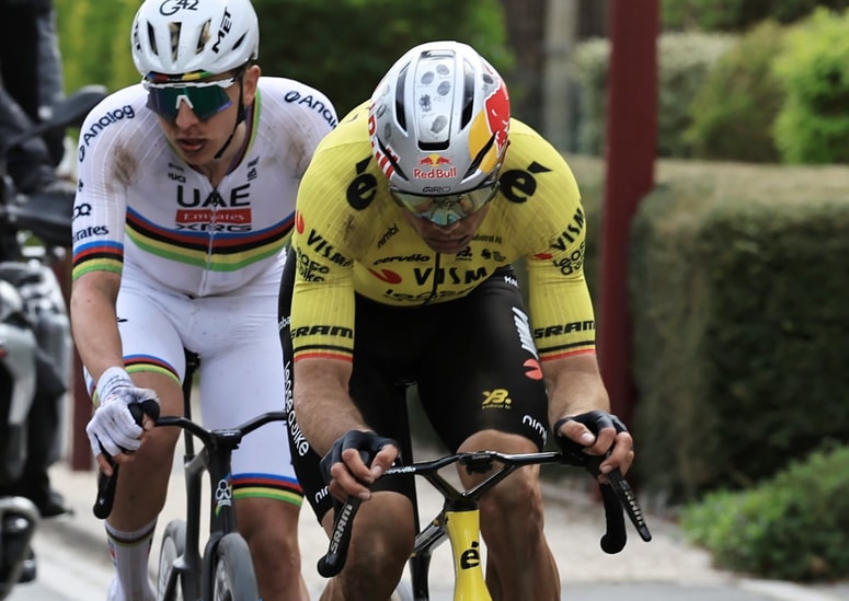 Bitka Pogačarja in van Aerta s cestišč se je prelevila tudi v dvoboj ekip UAE in Visma na družbenih omrežjih. 