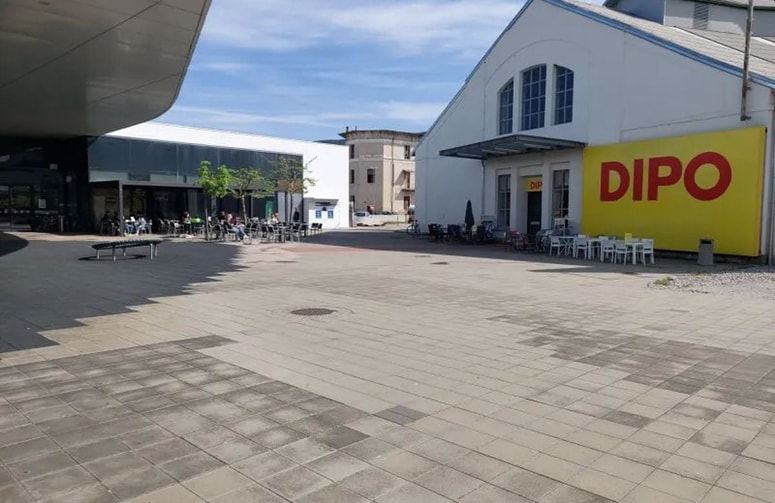 Na območju Grčne naj bi se bil spravil na komaj 19-letno domačinko in jo poskušal posiliti. 