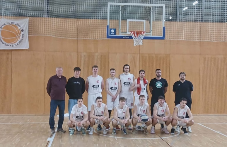 Moštvo Miklavža, ki si je priigralo obstanek v tretji ligi 