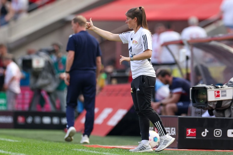 Dežurni kritiki so udarili, še preden je trenerka debitirala v novi funkciji. 