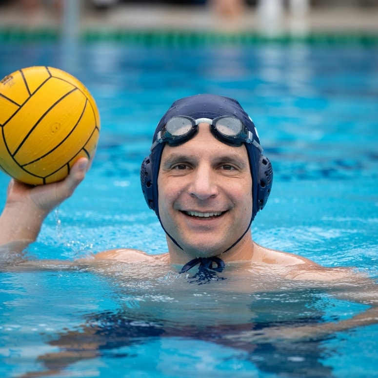 Desničarski in resničarski strategem, ki je ustoličil Vaterpolista na vrh parlamenta, je razkril resnico slovenske politike. — Opozorilo nejevernim in nevednim: fotografija je bila ustvarjena s pomočjo umetne inteligence.