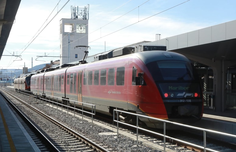 Vožnja z vlakom zna biti draga in zamudna izkušnja, a ministrstvo obljublja boljše čase ... 