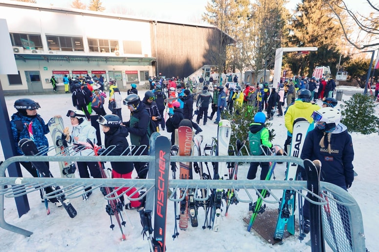 Gneča pred blagajno pri spodnji postaji vzpenjače je na trenutke spominjala na najboljše čase smučanja na Pohorju v 80-ih letih prejšnjega stoletja. 