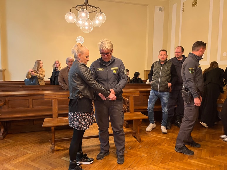 Fahrije Rama so na sojenje pripeljali iz pripora na Igu. 