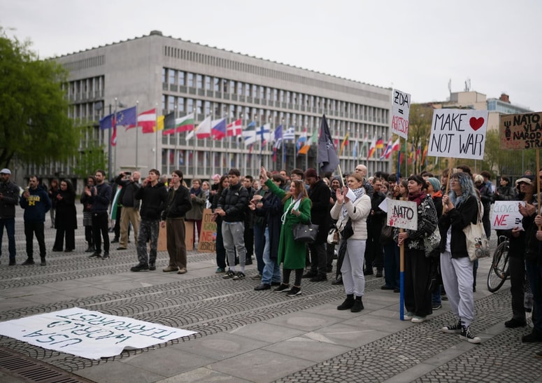 Protestniki so se zbrali na Trgu revolucije. 