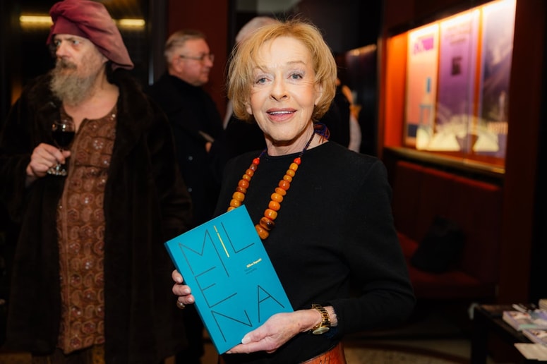 Milena Zupančič z izvodom knjige na uradni predstavitvi v Slovenski kinoteki