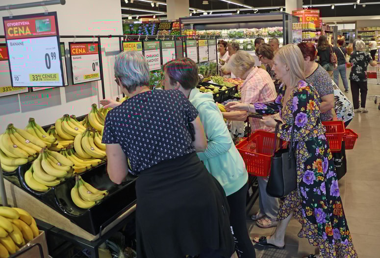 O prioritetah so povprašali tudi 917 potrošnikov, analiza pa je v primerjavi z raziskavo leta 2023 pokazala, da je večji delež pri nakupu pozoren na ceno izdelkov, tudi pri nakupu mesa in mesnih izdelkov in sadja in zelenjave, kjer sicer večina potrošnikov še vedno največ pozornosti namenja državi porekla.