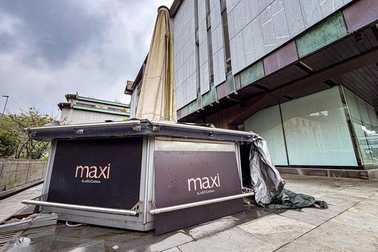 Zapuščena kavarna Maximarket.