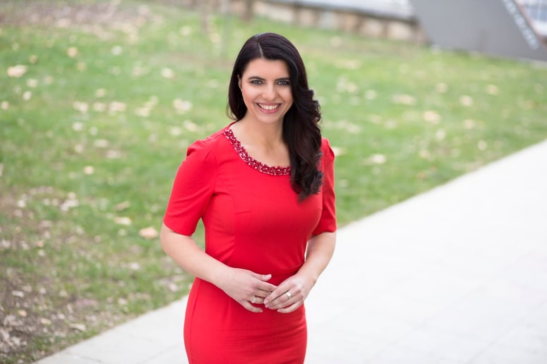 Priljubljena slovenska voditeljica je bila ob delu tarča  verbalnega napada. 