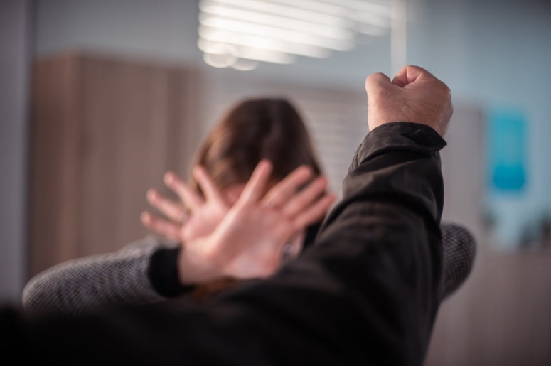 Italijan je drugo dekle tepel po glavi in jo bo poškodoval po obrazu.