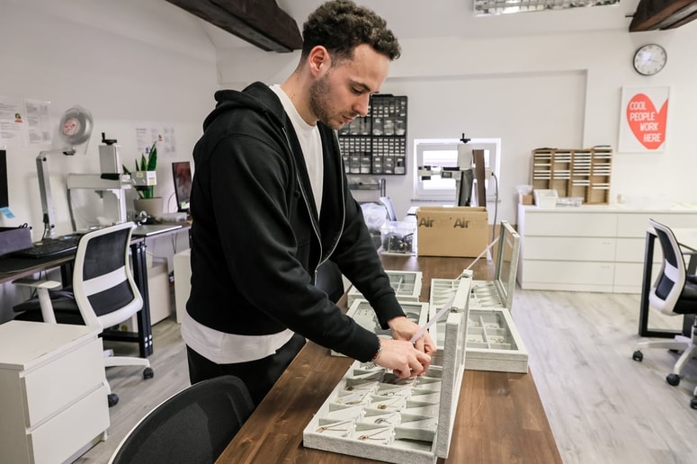 Erik Pečovnik je svojo pot našel v ustvarjanju personaliziranega nakita. 