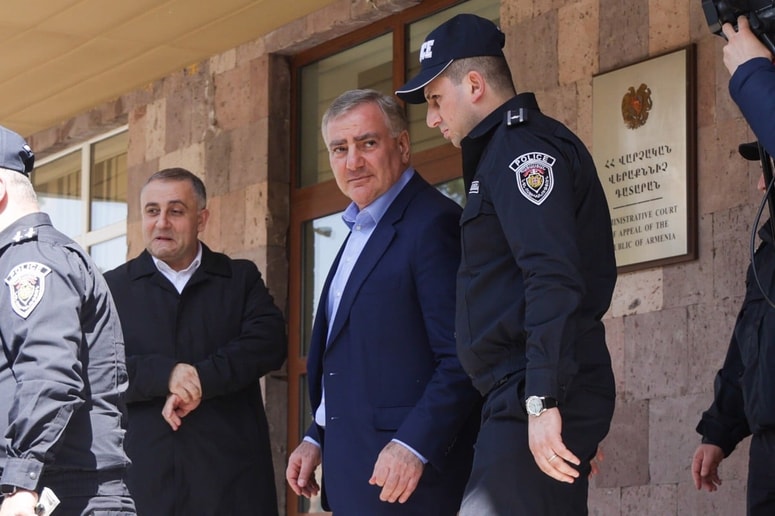 Stranka Močna Armenija trenutno predstavlja drugo najmočnejšo politično silo v državi, vodi jo Samvel Karapetyan. 