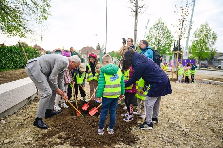 Otroci iz Vrtca Ivana Glinška so ob Langerjevi vili v Mariboru skupaj z vzgojiteljicami in predstavniki mesta pomagali zasaditi prva drevesa v nastajajočem žepnem parku.