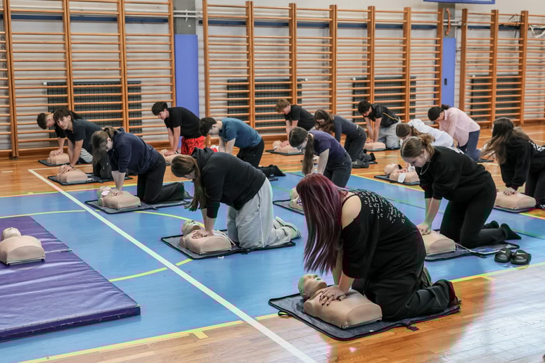 Pri praktičnem delu se osnovnošolci učijo temeljnih postopkov oživljanja. 