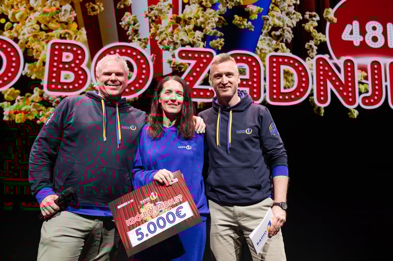 Miha Deželak, zmagovalka Bojana Šubelj in Denis Avdić. Čas je za ... spanje. 