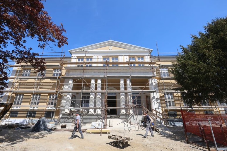 Vila od konca leta 2024 vztrajno pridobiva svojo končno podobo. 