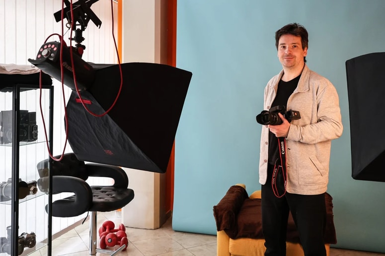 Mariborčani radi prihajajo tudi zato, ker zna ustreči njihovim željam in naredi slike, na katerih so si fotografiranci všeč. 