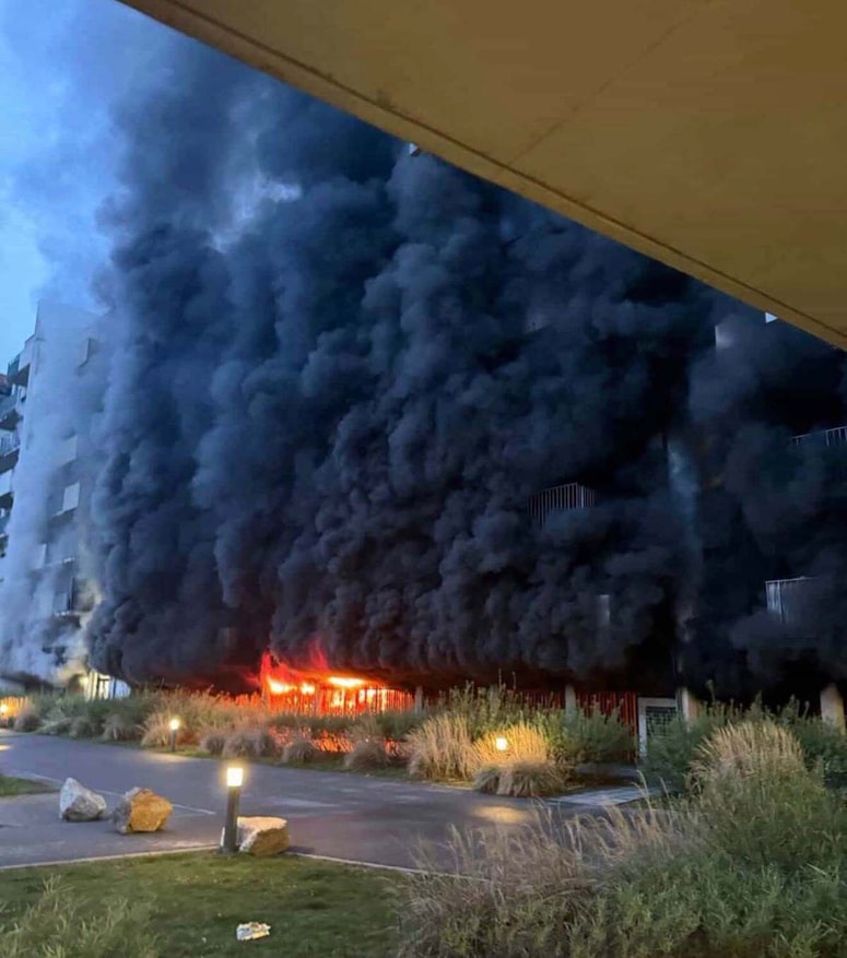 Glavna fotografija članka:(VIDEO) S smeti v kleti na fasado: Velik požar in dimni steber nad avstrijskim Gradcem, 20 ljudi odpeljali v bolnišnico