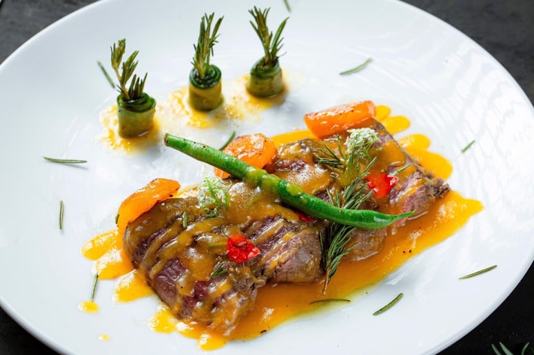 Glavna fotografija članka:(RECEPT) Teletina z marelicami