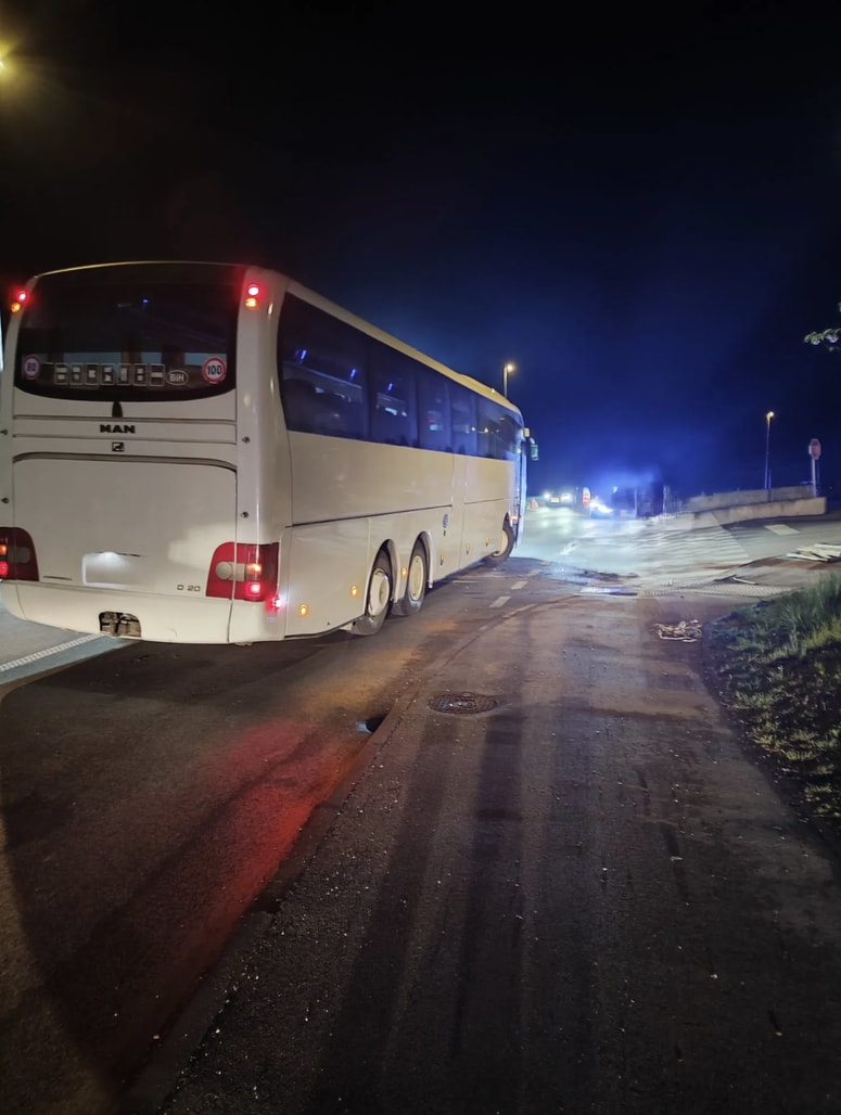 Ob prihodu so kraj dogodka protipožarno in protinaletno zavarovali ter opravili ogled.