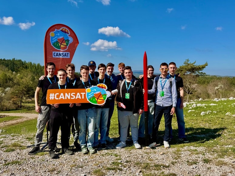 Glavna fotografija članka:(FOTO) Iz Maribora med zvezde: Dijaki SERŠ pokorili konkurenco in si z lastnim satelitom odprli vrata ESA