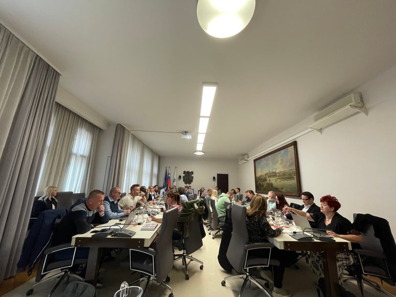 Mestni svetniki so na zadnji seji med drugim obravnavali odlok o podaljšanem obratovalnem času gostinskih lokalov, cene storitev urejanja javnih parkirišč ter sklep o brezplačni uporabi poslovnega prostora v Čučkovi ulici. 