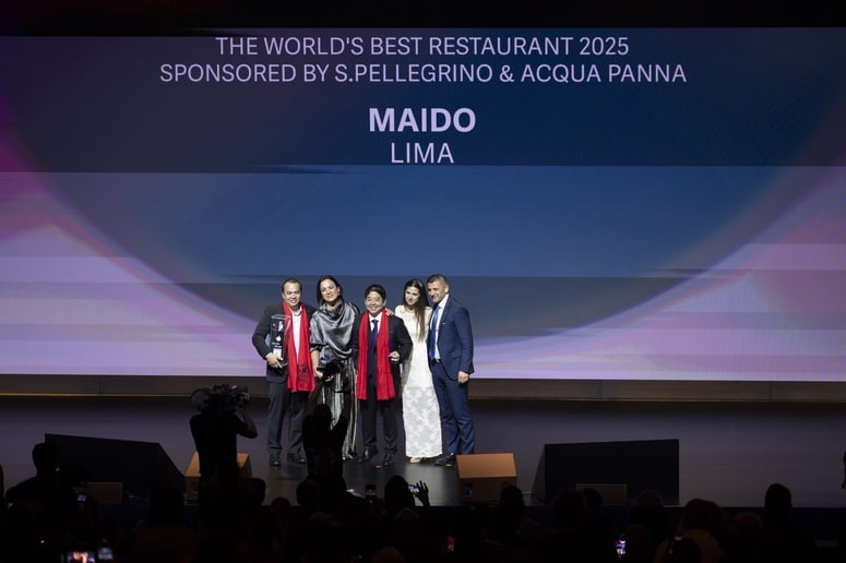 Predstavniki restavracije Maido ob prejemu nagrade