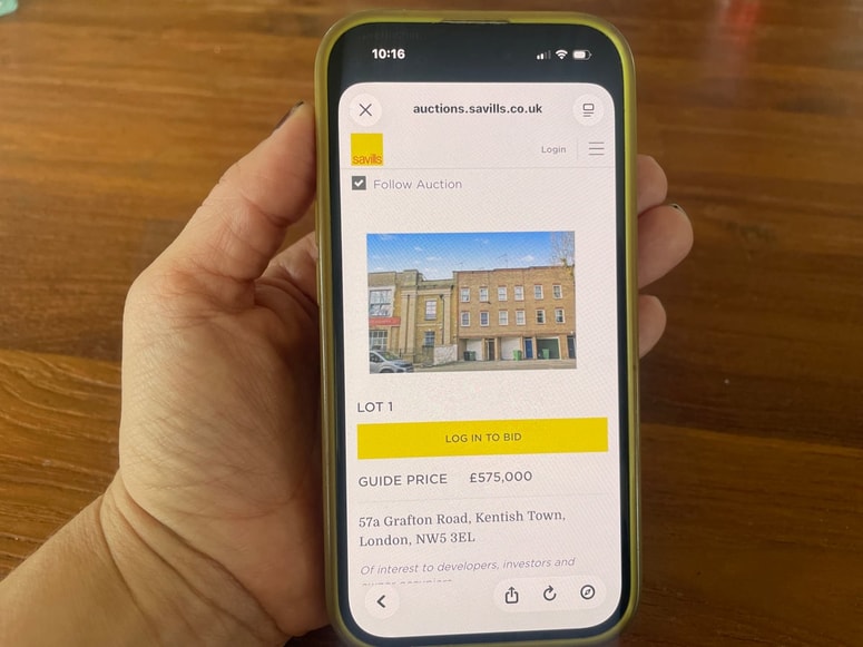 V Veliki Britaniji bodisi v dvorani bodisi preko spleta dražitelj začne z izklicno ceno. Kupci postopoma zvišujejo ponudbe, dokler se tempo ne ustavi. Nato sledi simboličen udarec kladiva in posel je sklenjen. 