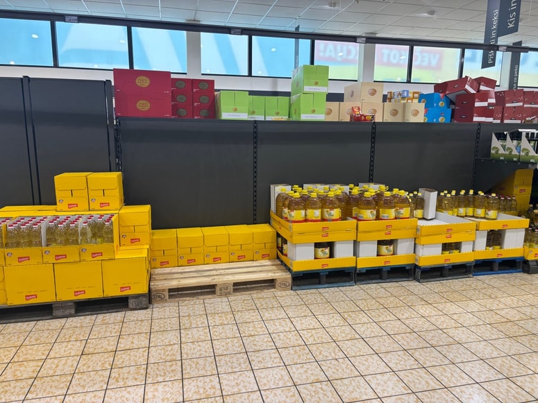 Tudi Hoferjeva poslovalnica v Košakih je bila včasih bolje založena, zdaj pa so ponekod na policah praznine. 