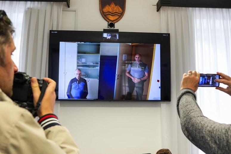 Obtoženi se je na sodišče javil preko videokonference iz enote za forenzično psihiatrijo v Univerzitetnem kliničnem centru Maribor. 