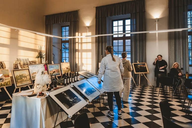 Med draženimi deli so bile tudi fotografije priznanega fotografa Stojan Kerbler ter dela drugih slovenskih umetnikov. 