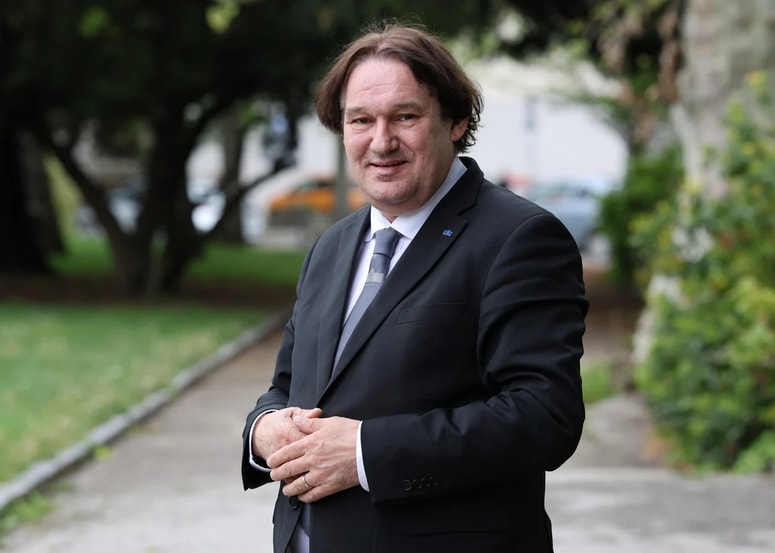 Mitja Slavinec je bil med letoma 2015 in 2021 dekan Fakultete za naravoslovje in matematiko Univerze v Mariboru. 