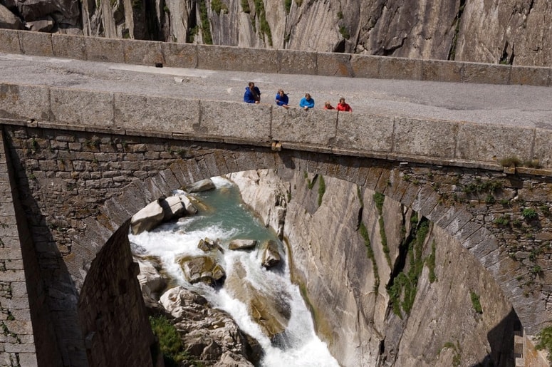 Teufelsbrücke (Hudičev most) leži v slikoviti soteski Schöllenen in že stoletja predstavlja ključno povezavo čez divjo reko Reuss. 