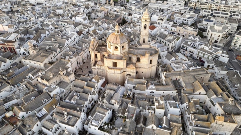 Locorotondo velja za eno najlepših vasi v Italiji in se redno uvršča na seznam I Borghi più belli d’Italia. 