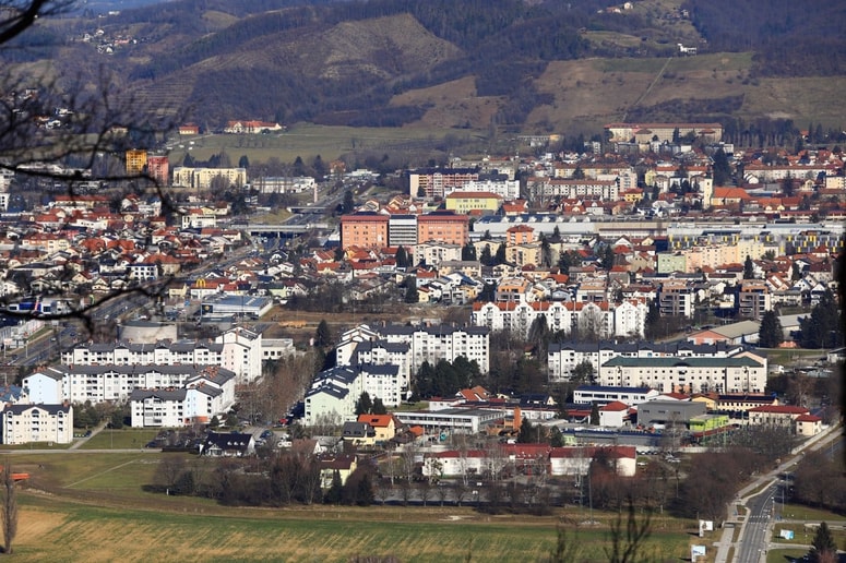 O moškem, katerega zadrževanje pred šolo je vzbudilo nelagodje, je bila obveščena tudi mariborska policija. 