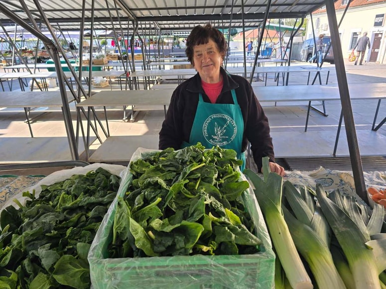 Tilčka Črnko na mariborski tržnici ponuja svežo domačo špinačo iz Dvorjan.