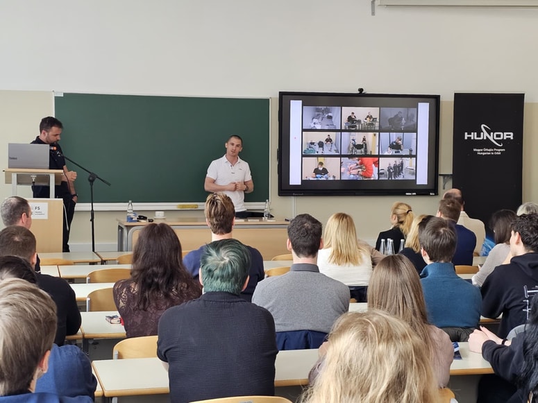 Astronavta Tibor Kapu in Gyula Cserényi.