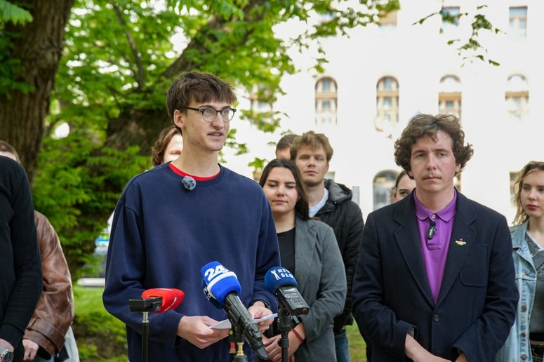Kot je na današnji novinarski konferenci v Ljubljani dejal Jan Stergar iz Mlade Levice, mladim pri delu na napotnico danes pripadajo pravice s področij odmora, delovnega časa ter varnosti in zdravja pri delu, zagotovljena jim je tudi minimalna urna postavka.