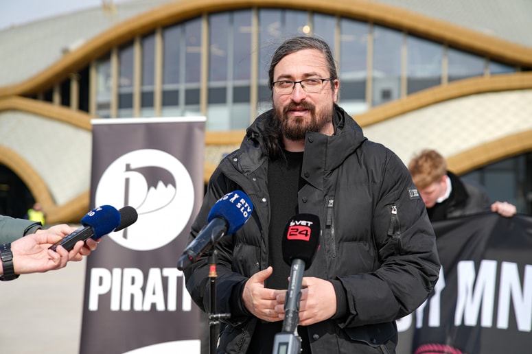 Predsednik Piratske stranke Slovenije Jasmin Feratović poudarja, da stranka s sredstvi, ki jih dobi iz proračuna, ravna odgovorno in transparentno: "Tudi na naši spletni strani lahko ljudje jasno vidijo, kam gre ta denar."