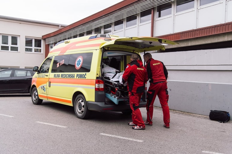 Prvošolci so se z učiteljico odpravili na sprehod, na katerem so misleč, da gre za smreko, nabrali vršičke in jih poizkusili.